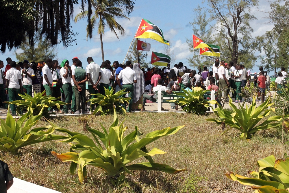 População concentrada na Praça dos Heróis, na Ilha de Moçambique